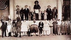 Photo de la troupe du "Circus Acts" (1924). Lionel, "l'homme à la tête de lion" est au dernier rang en haut à droite.