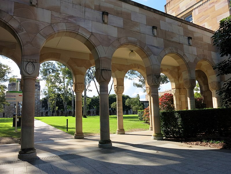 File:Covered walkway at the southern edge of the Great Court at the University of Queensland July 2015.jpg