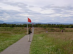 Le champ de bataille en 2008 (la ligne hanovrienne est marquée par des drapeaux et une route).