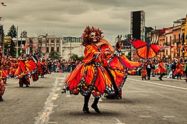 Segment "Ciudad refugio" en hommage aux migrants, symbolisés par des papillons monarques lors du Gran Desfile 2018