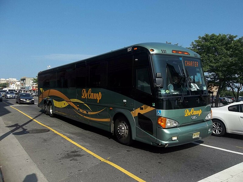 File:DeCamp Bus Lines 537 - Flickr - njt4148.jpg