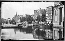 De Houtgracht gezien in westelijke richting to de Zwanenburgwal, met outerst rechts de rooms-katholieke Mozes en Aäronkerk op nummer 59 (ged.). Jpg