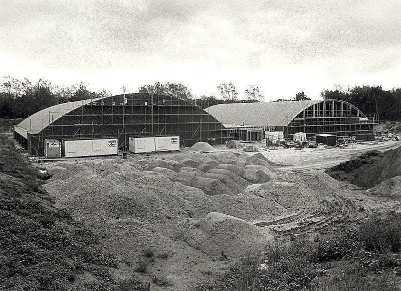 File:De bouw van sportcompex Tetterode aan de Tetterodeweg 15 te Overveen. Geschonken in 1986 door United Photos de Boer bv. Identificatienummer 54-015731, NL-HlmNHA 54010752.JPG