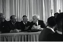 יצחק מאיר לוין (שני מימין) לצד דוד בן-גוריון, פרץ ברנשטיין ופנחס רוזן בטקס הכרזת העצמאות