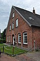 Deutsch: Pastorat Deichstraße 7 in Osten (Oste). This is a photograph of an architectural monument. It is on the list of cultural monuments of Osten (Oste), no. 35.204.400.020.