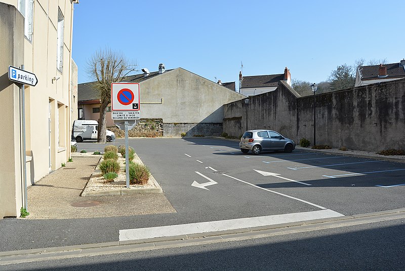 File:Deuxième parking rue Pasteur (Cusset) 2022-03-26.JPG