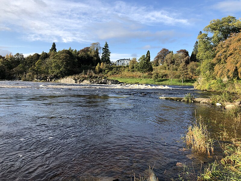 File:Dike in Tay near Stobhall.jpg