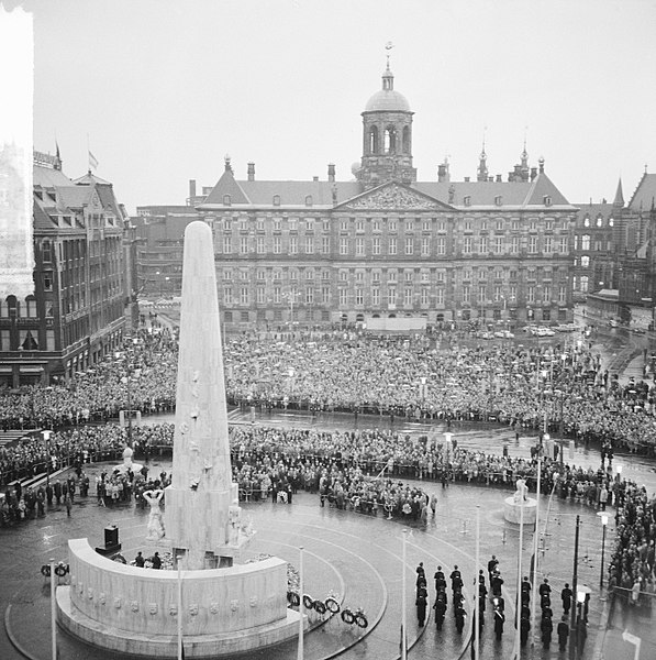 File:Dodenherdenking, twee minuten stilte op de Dam te Amsterd overzicht, Bestanddeelnr 917-7261.jpg