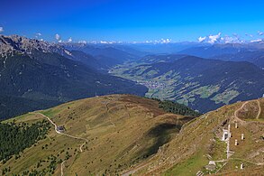 Pohled na obce San Candido a Dobbiaco ve Val Pusteria z hory Elmo.  Vlevo Val di Sesto.