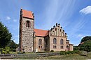 Dorfkirche und historische Grabsteine auf dem Kirchhof