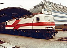 212 001 in Halle vor blau-weißer Vorhangfassade (September 1983)