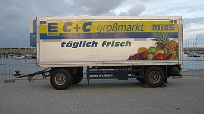 Vorteil der Fähre: einige Lkw-Anhänger können direkt auf die Insel gebracht werden