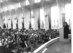 Albert Einstein dando su conferencia oficial Nobel en la sala de congresos de Liseberg en 1923 (fue galardonado en 1921 con el Nobel de Física). La imagen muestra al rey Gustavo V, Gustaf Ekman y Svante Arrhenius