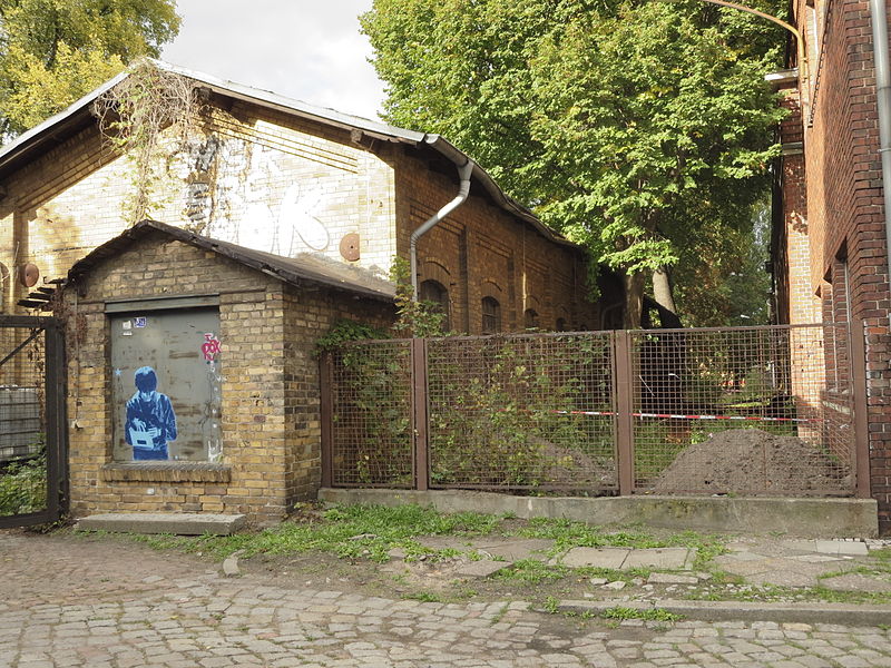 File:Eisenbahnausbesserungswerk Modersohnstraße, Lagerhalle mit Schweißraum.JPG