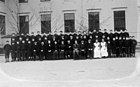 Skolehjemsgutter og ansatte utenfor skolehjemmets hovedbygning ca. 1915 Foto: Bjerkan
