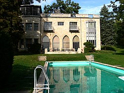 Emerald Refleksi pada David Hall House.JPG