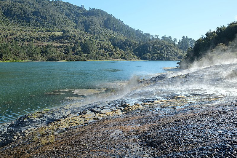 File:Emerald Terrace next to Waikato River at upper end of Lake Ohakuri.jpg