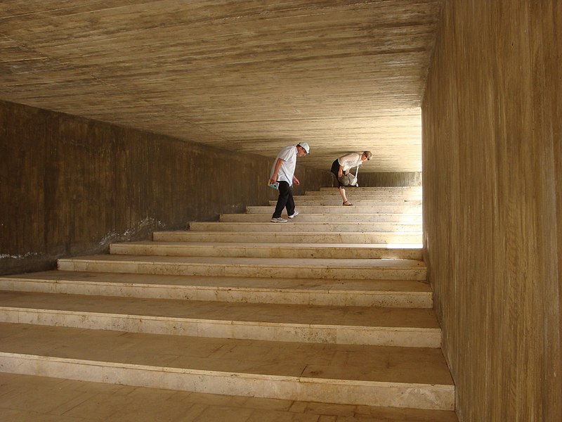 File:Escalier sans issue - panoramio.jpg