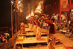 Evening Ganga Aarti en Dashashwamedh Ghat.JPG