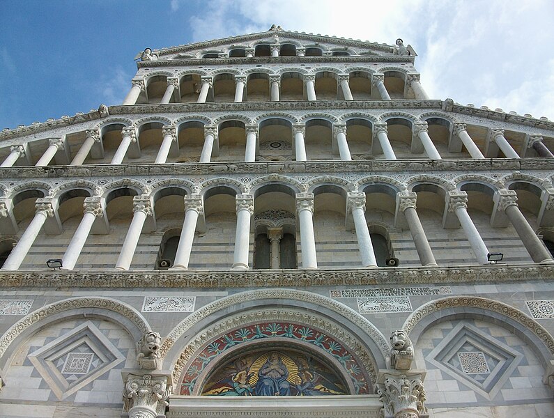 File:Façana de la catedral de Pisa des de baix.JPG
