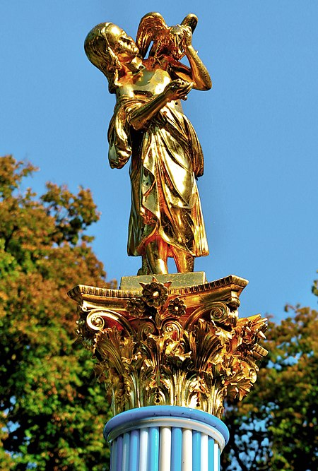 Figur im Rosengarten cropped.jpg