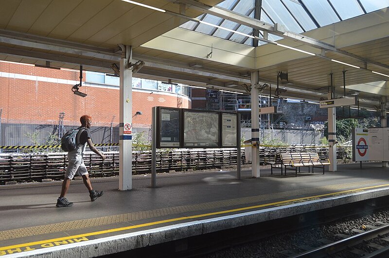 File:Finchley Road Underground Station - geograph.org.uk - 5966798.jpg