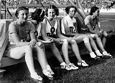 Kitty ter Braake (Zweite von rechts bei den Olympischen Spielen 1936) gewann die Bronzemedaille
