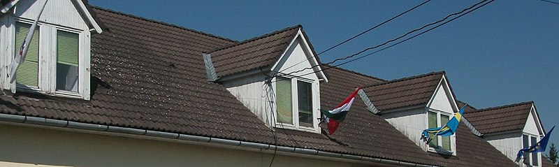 File:Flags and windows, Cigánd Városháza - 2013.jpg