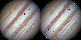 Deux images juxtaposées avec Jupiter en fond. Sur Jupiter et devant la planète on observe des ombres et les formes des lunes.