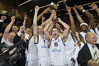 GasTerra Flames hält Trophäe nach dem Gewinn der Eredivisie.jpg