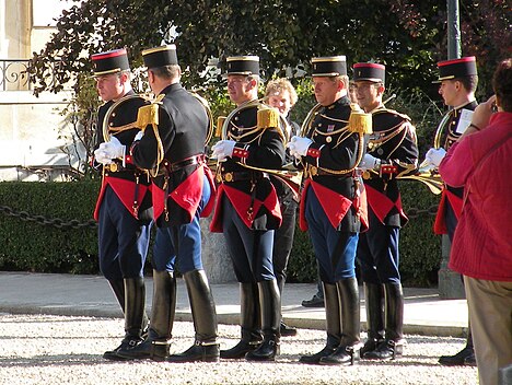 Det franska gendarmeriets paraduniform visar tydligt på traditionens och det militära arvets inflytande.