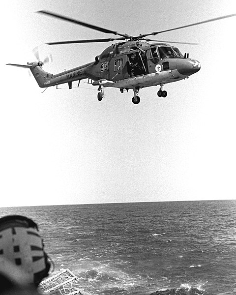 File:German Sea Lynx approaching USS Stark (FFG-31) in 1990.jpeg