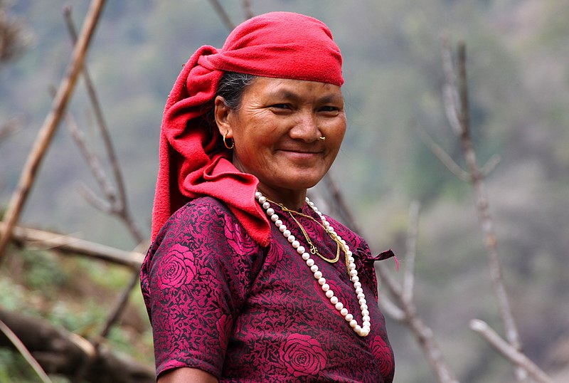 File:Ghandruk-Jhinudanda-56-Frau mit Goldschmuck-2013-gje.jpg