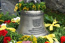 Glocke der Dreieinigkeit der Johanneskirche Schöndorf geschmückt mit Blumen