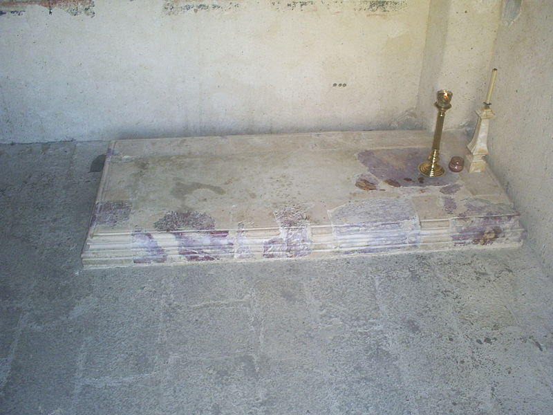File:Grob kralja Dragutina.JPG