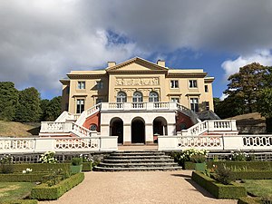 Gunnebo slott huvudfasaden mot trädgården.jpg