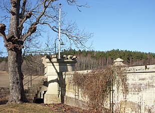 Begränsningsmur med hörntorn.