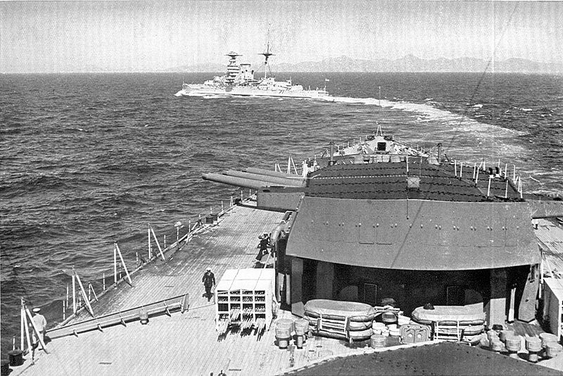 Plik:HMS Warspite altering course (Warships To-day, 1936).jpg