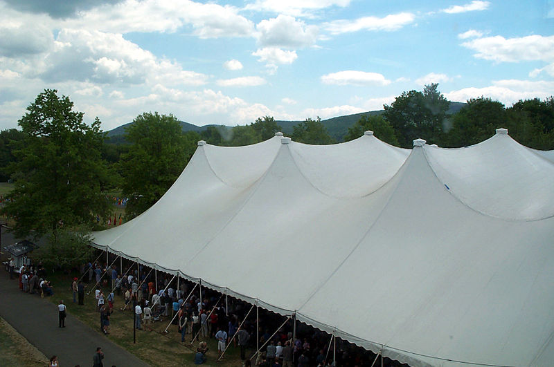 File:Hampshire College commencement 2001051942 G (113068435).jpg