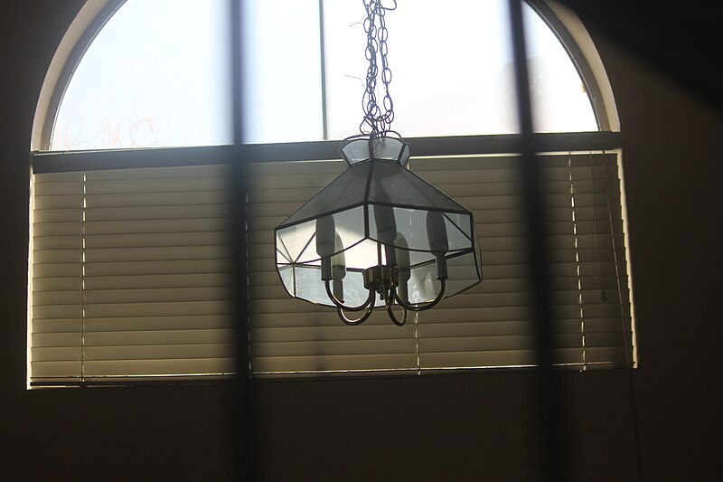 File:Hanging Light Bulb Chandelier.jpg