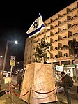 הפסל "גיבור ישראל" ולידו האמן איתי זלאיט בכיכר פריז בירושלים