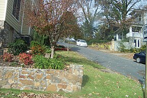 A typically steep residential side street in the Hillcrest Historic District: Midland Street HillcrestLittleRockMidlandStreet.JPG