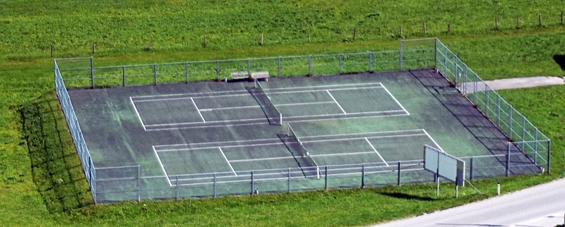 File:Hintertux - tennis court.jpg