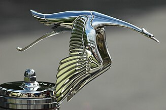 Орнамент на капюшоне Hispano-Suiza в виде аиста, стилизованный под эмблему эскадрильи Гинемера.