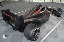 Photo de l'arrière de la Honda RC101 noire, vue de trois-quarts dos droit