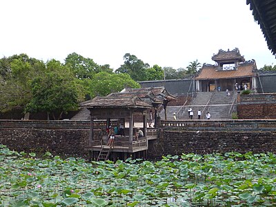 Vue du lac Luu Khiem recouvert de lotus ; au fond, entrée vers le palais Hoa Khiem