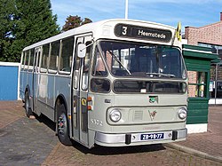 De grijswitte museumbus NZH-bus 5372 van het van het NZH-Vervoermuseum te Haarlem heeft twee jaar bij het GVB gereden.