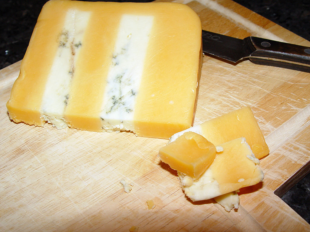 https://upload.wikimedia.org/wikipedia/commons/thumb/0/09/Huntsman_cheese.jpg/1024px-Huntsman_cheese.jpg