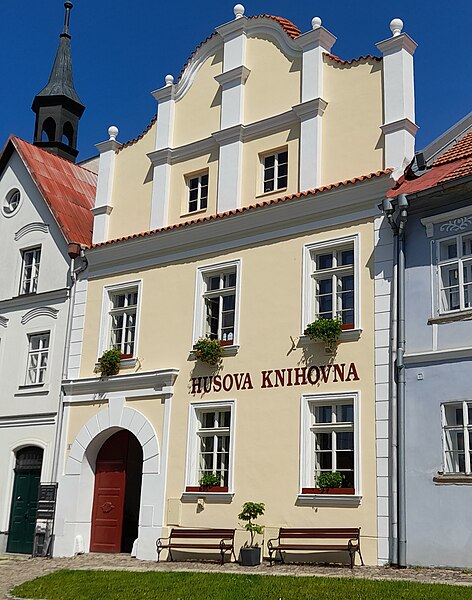 File:Husova knihovna Polná.jpg