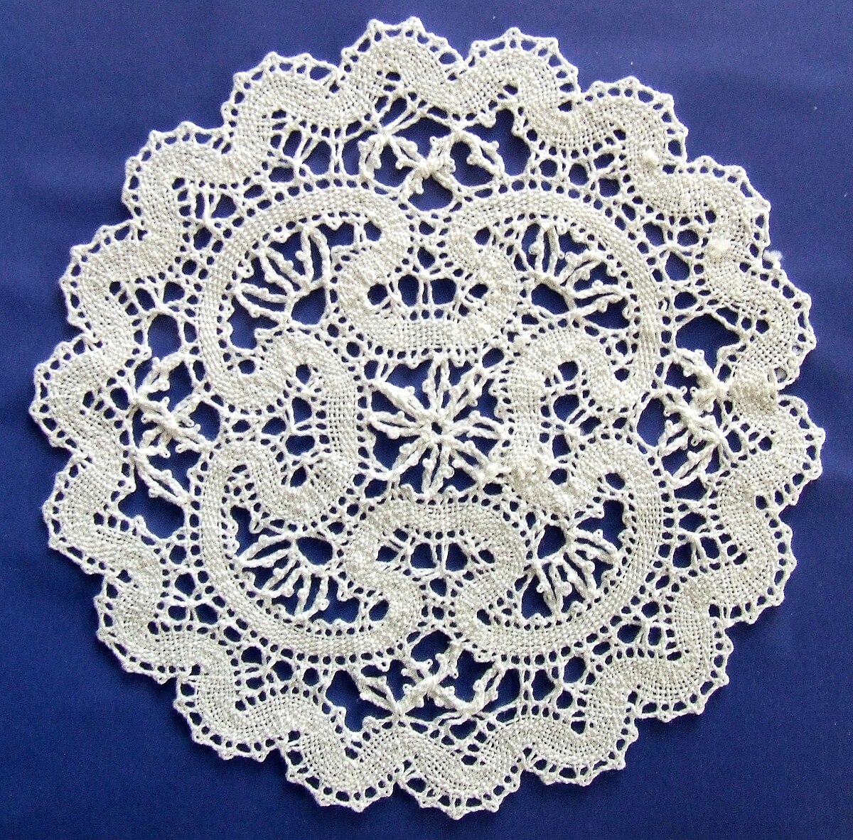 Bobbin tape lace - Wikipedia